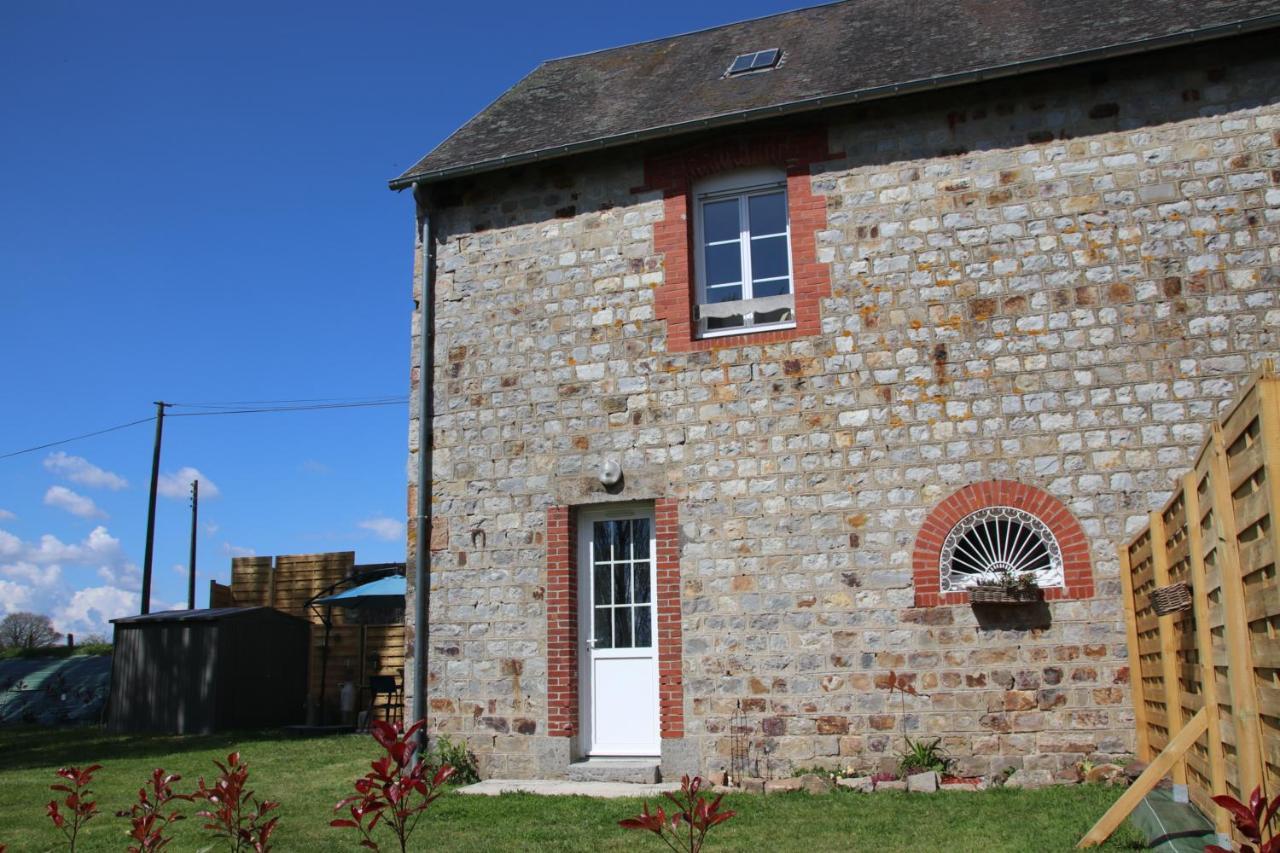 Le Vieil Home, au pied de la cité médiévale La Haute-Chapelle Exterior foto